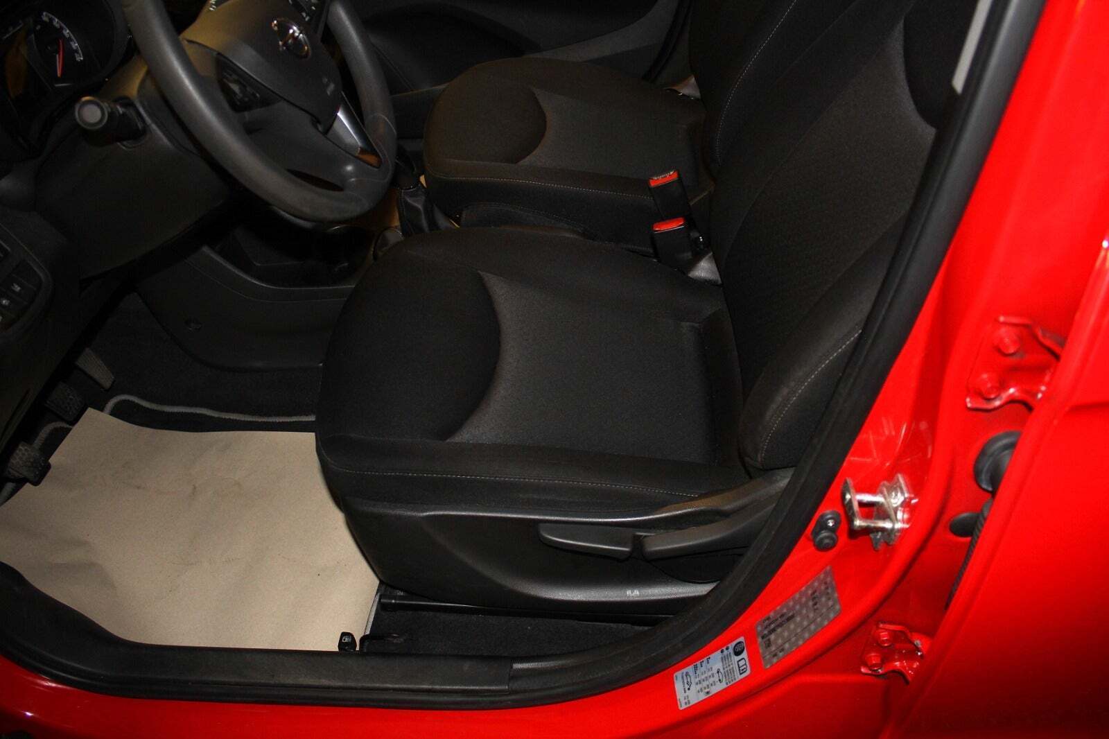 Rød Opel Karl fra 2016