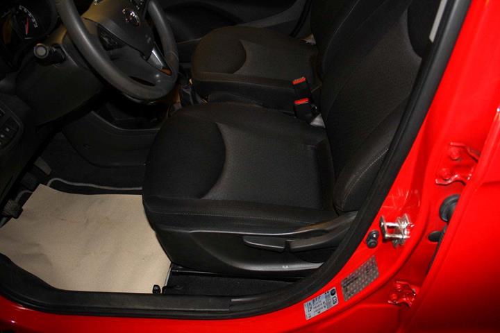 Rød Opel Karl fra 2016