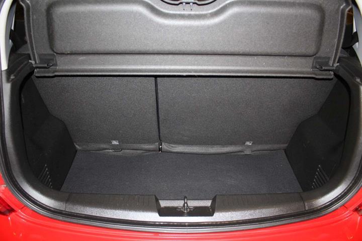 Rød Opel Karl fra 2016