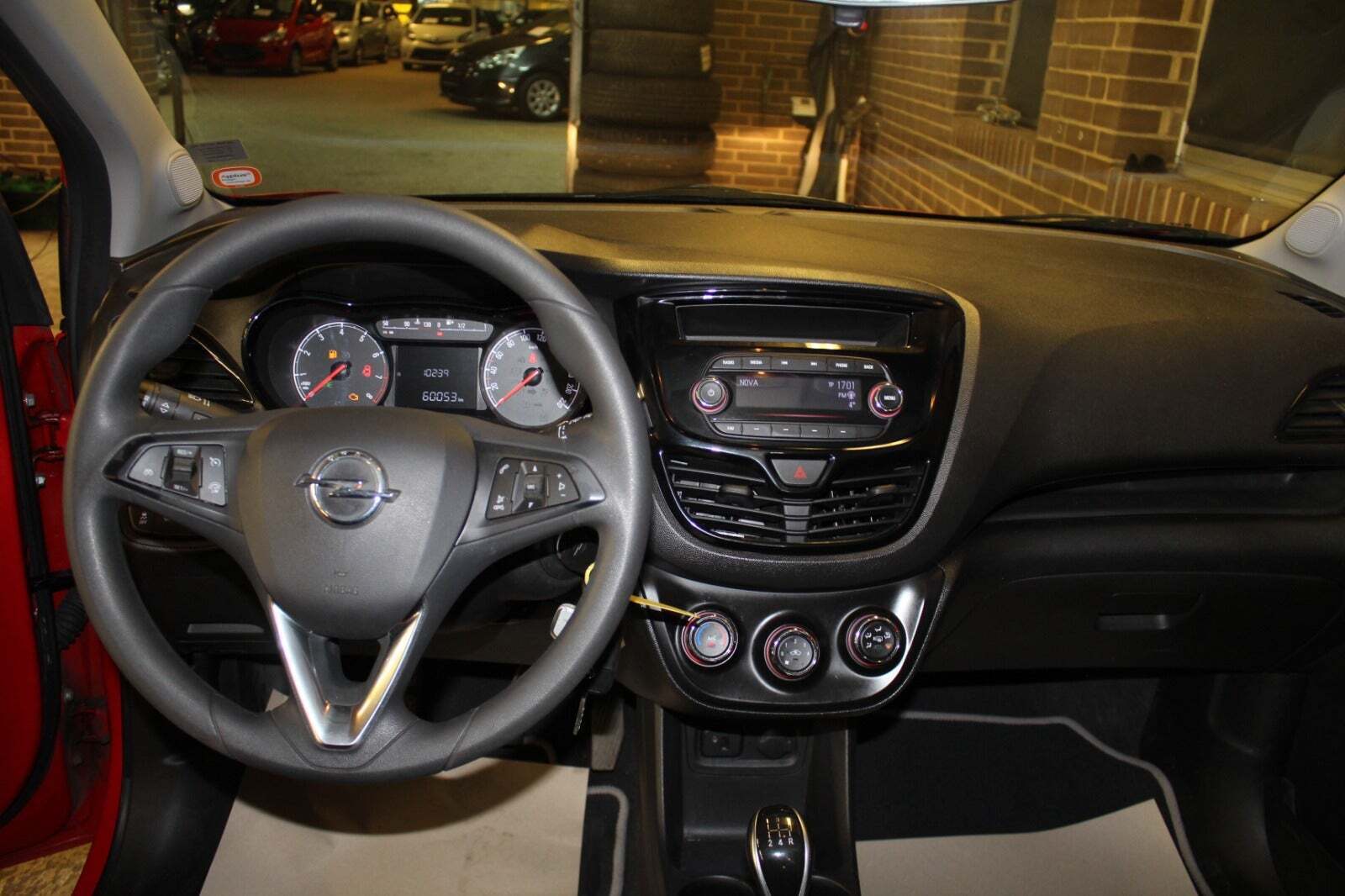 Rød Opel Karl fra 2016