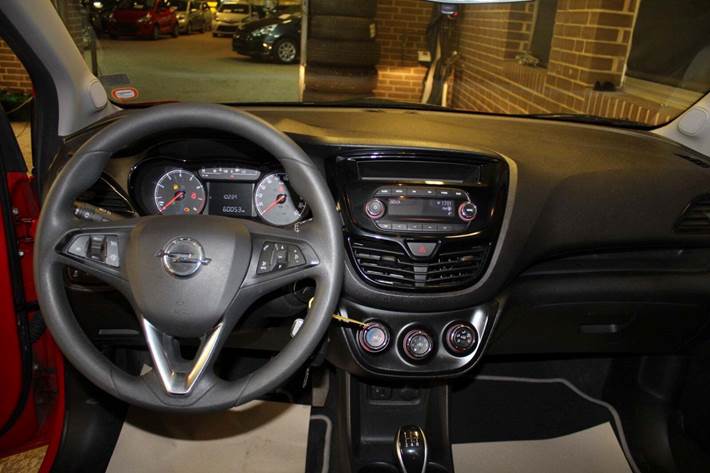 Rød Opel Karl fra 2016