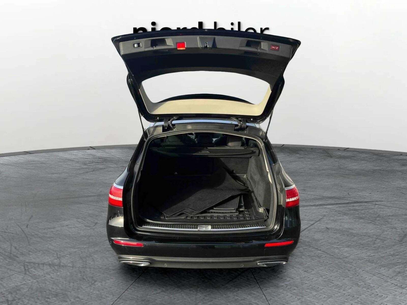 Sort Mercedes E300 d fra 2019