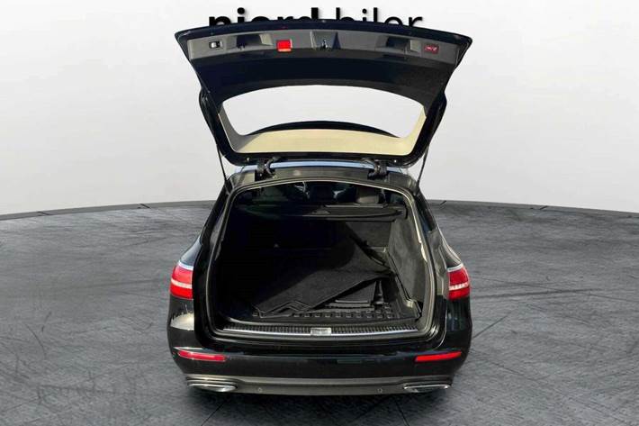 Sort Mercedes E300 d fra 2019