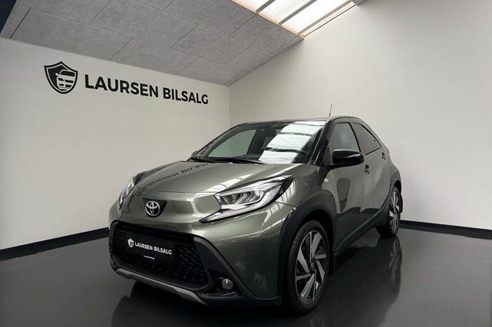 Grøn Toyota Aygo X fra 2023 set udefra