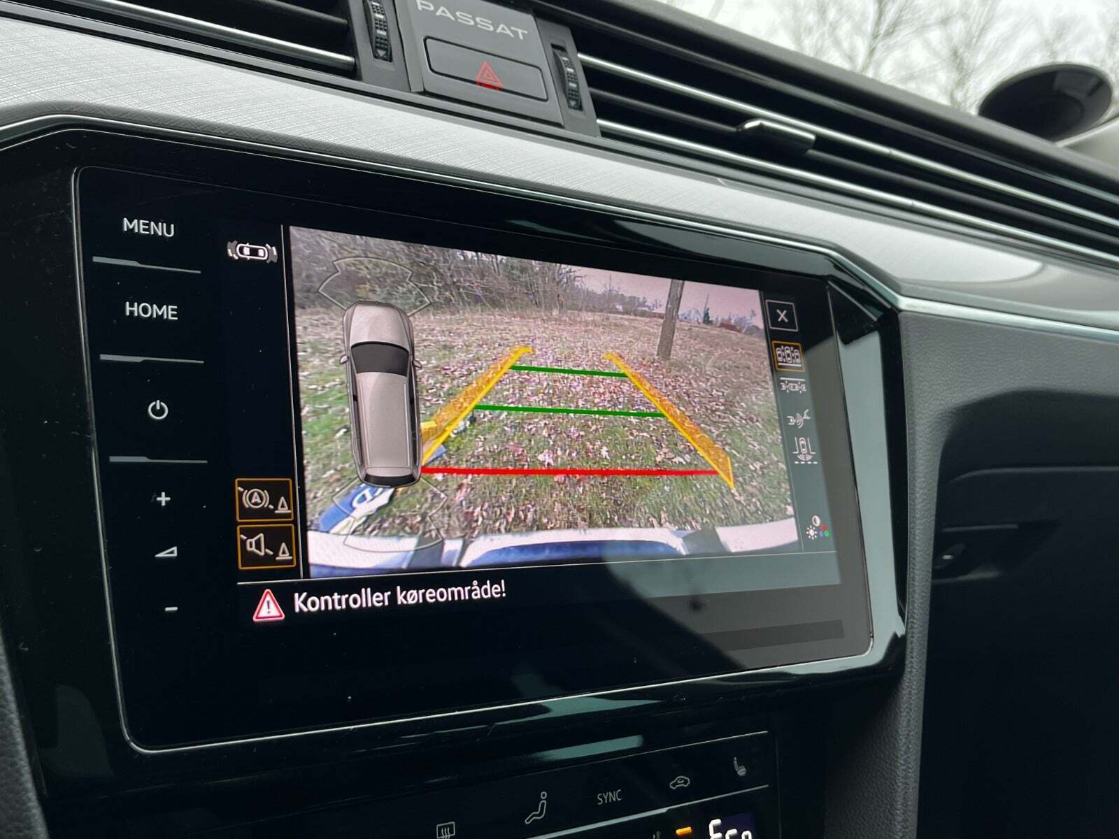 Grå VW Passat fra 2022