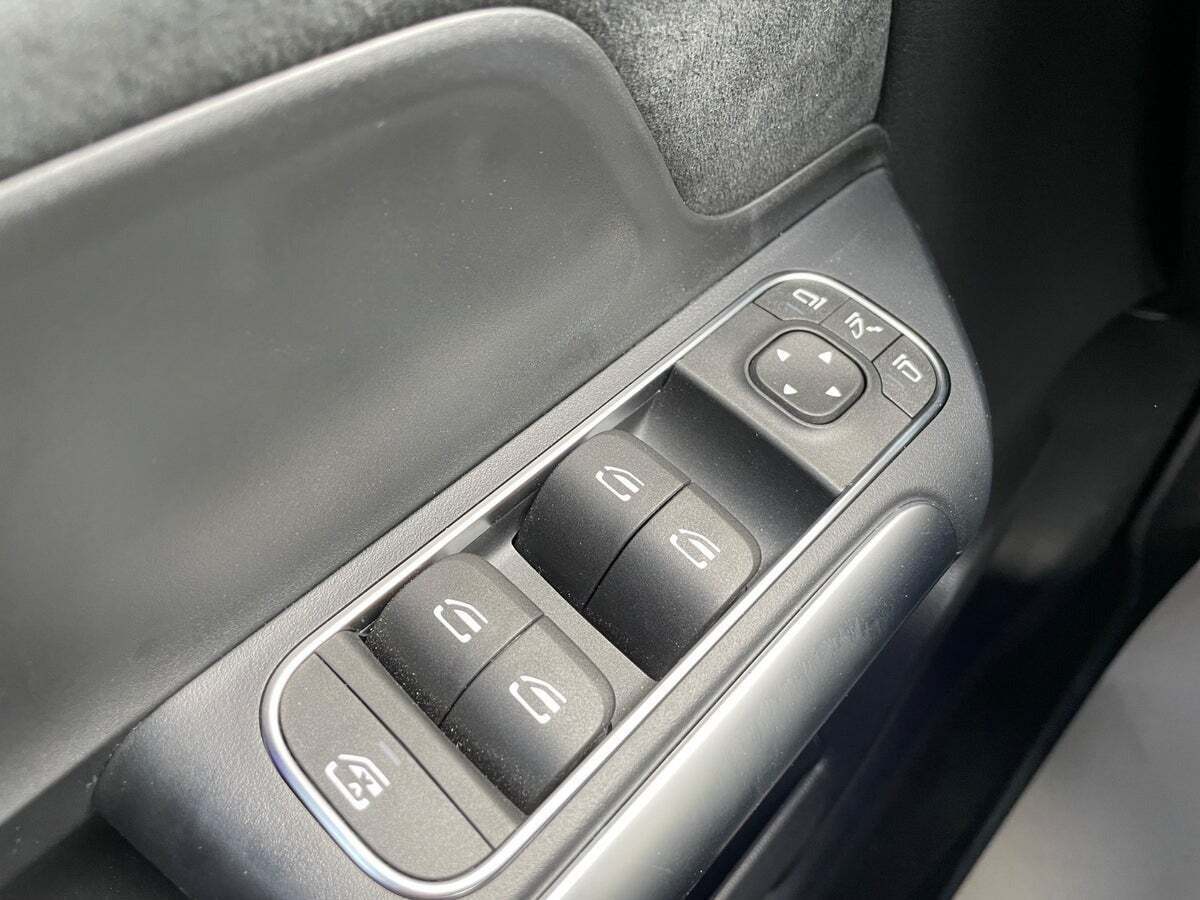 Sort Mercedes EQA350 fra 2024