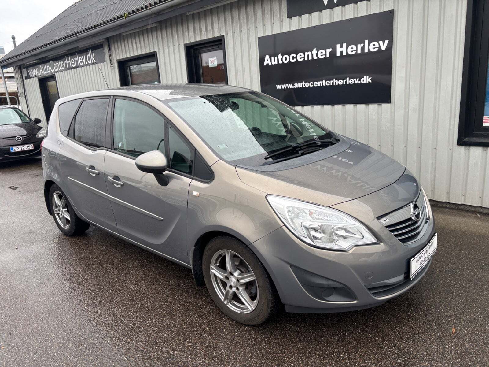 Grå Opel Meriva fra 2011 set udefra