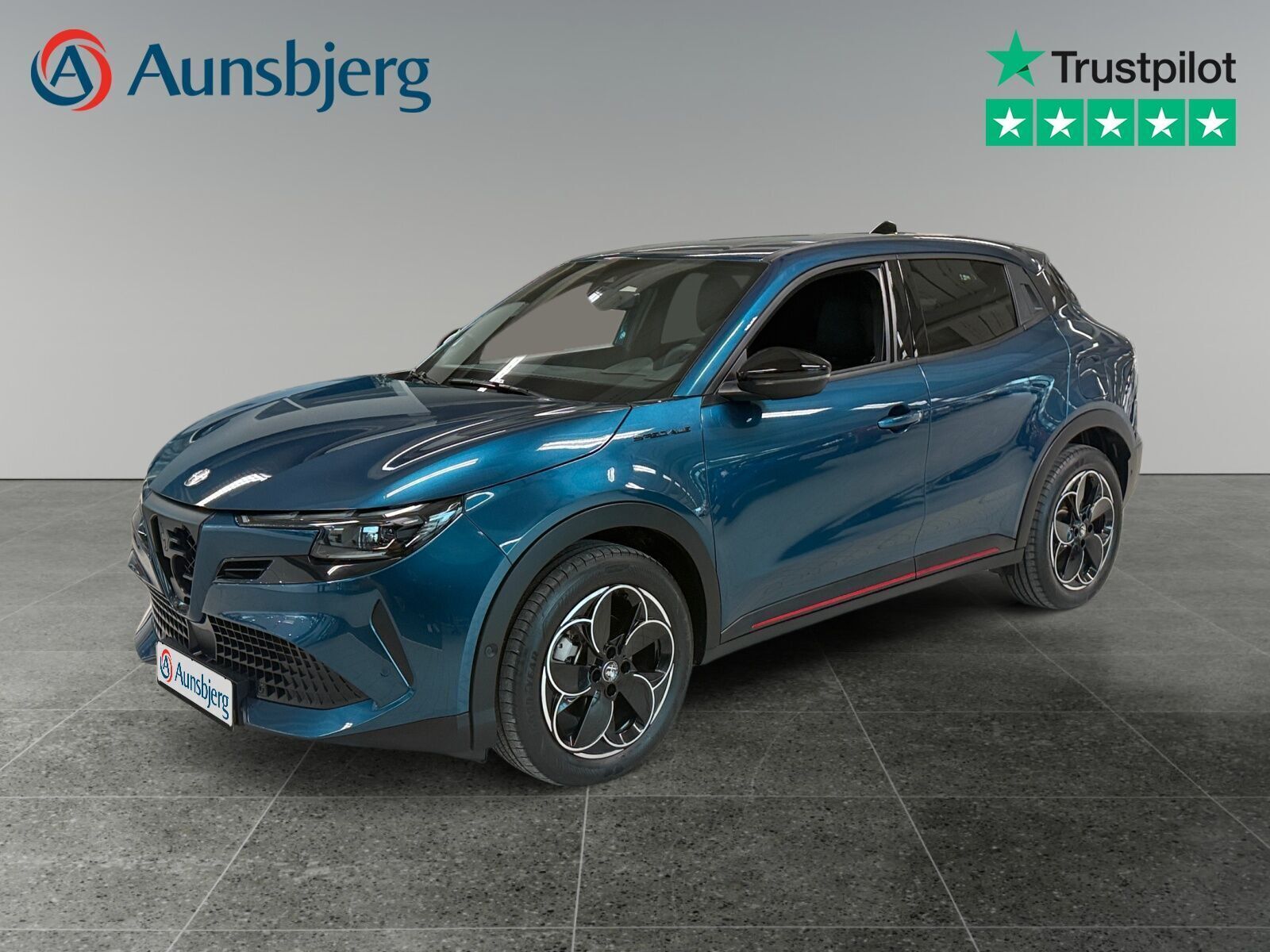 Blå Alfa Romeo Junior fra 2024 set udefra