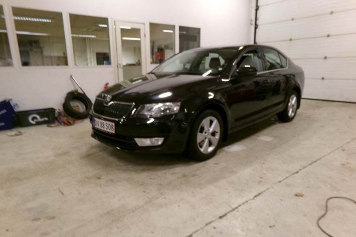 Sort Skoda Octavia fra 2014 set udefra