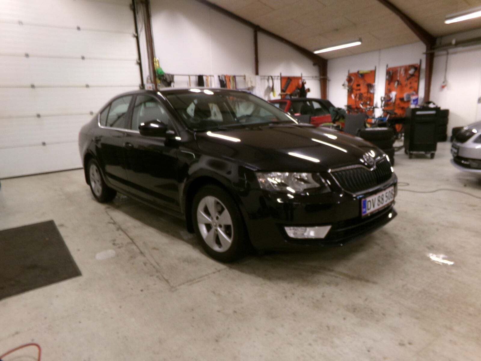 Sort Skoda Octavia fra 2014