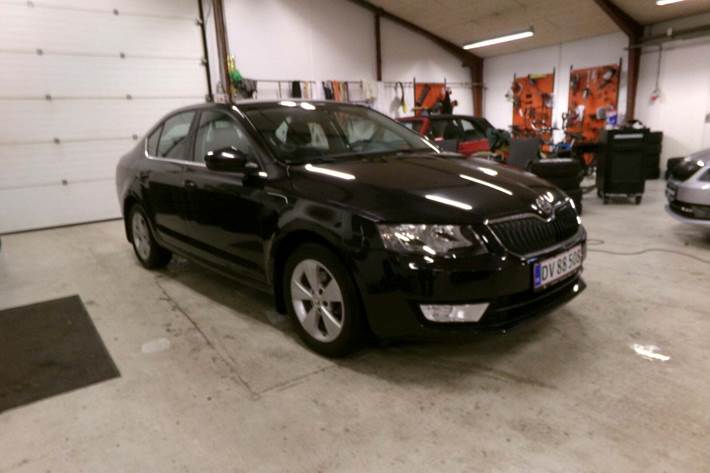Sort Skoda Octavia fra 2014