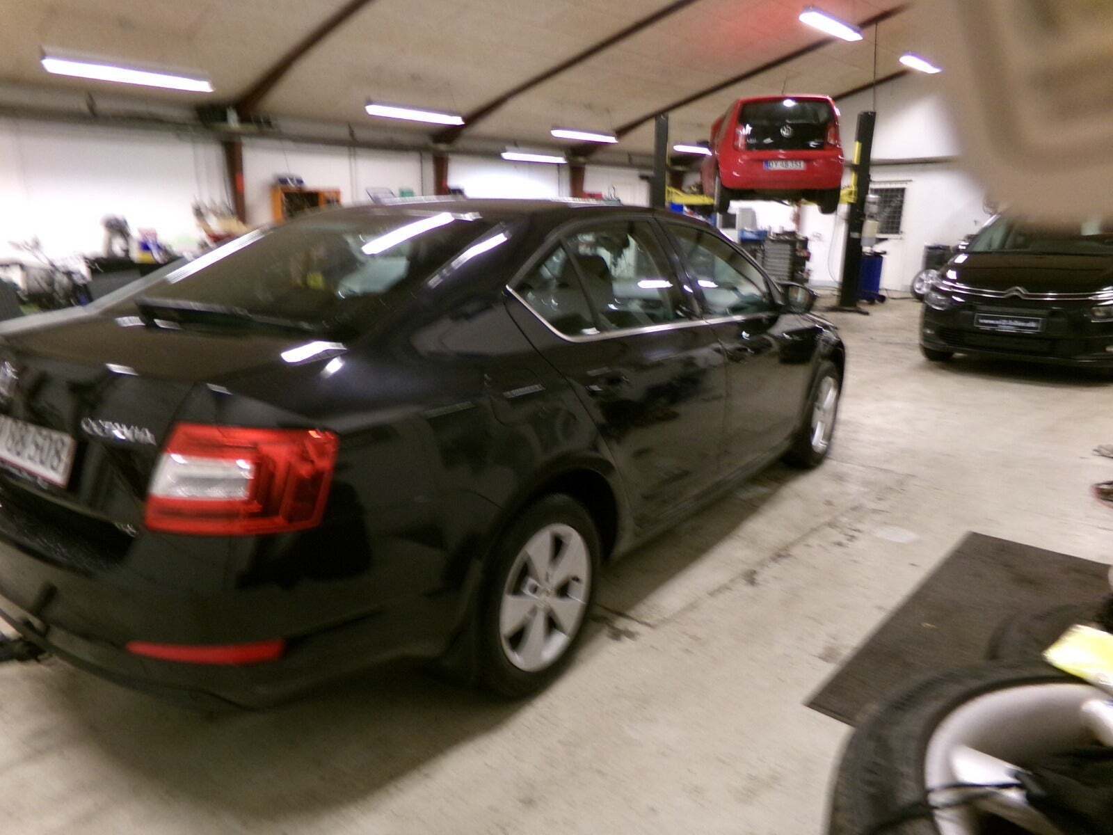 Sort Skoda Octavia fra 2014