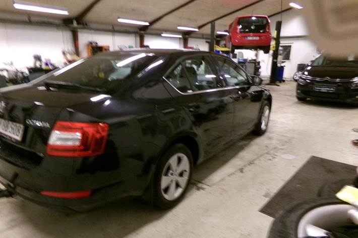 Sort Skoda Octavia fra 2014