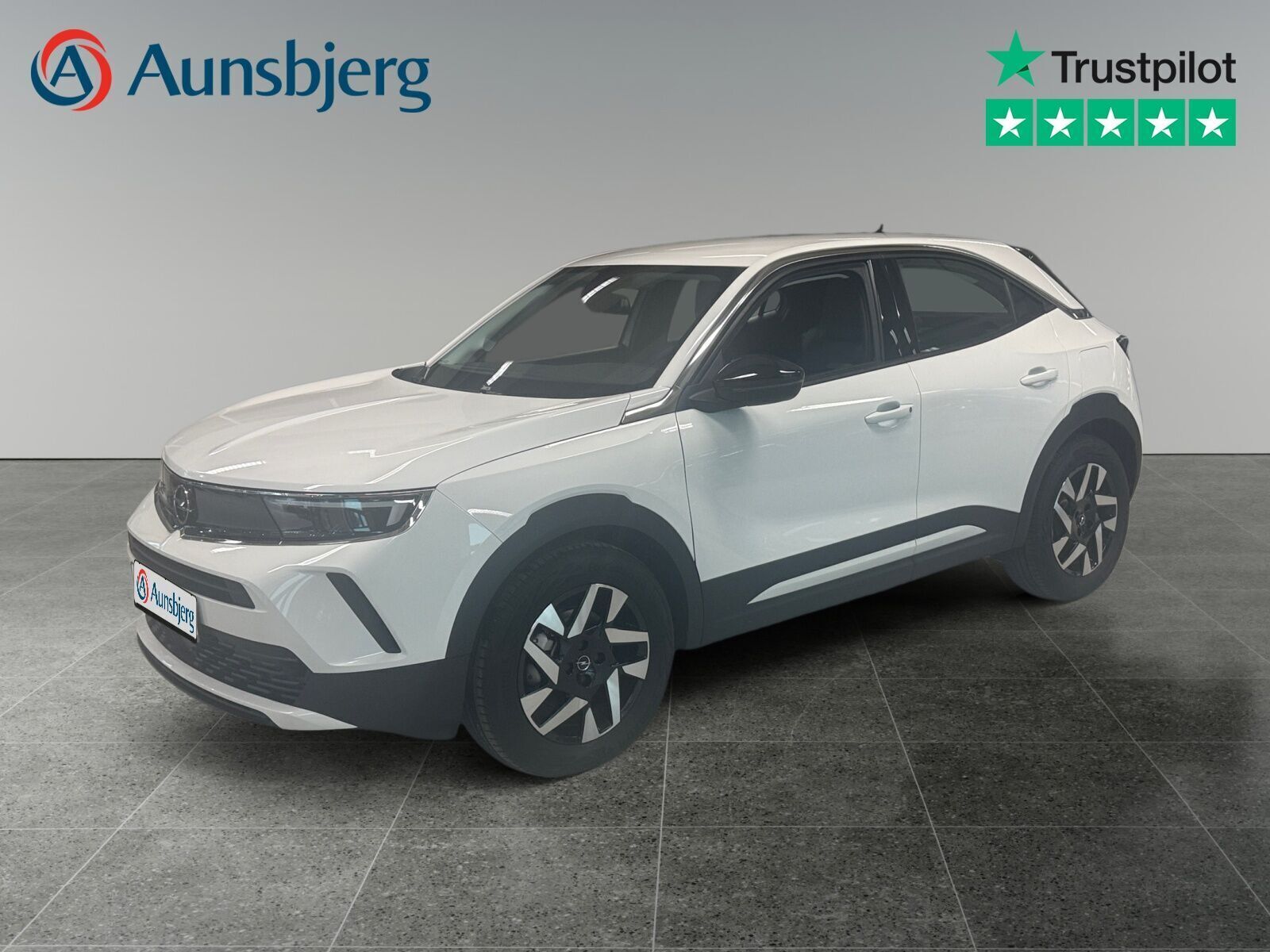 Hvid Opel Mokka-e fra 2024 set udefra