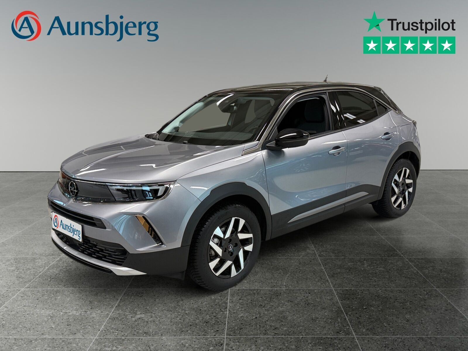 Grå Opel Mokka-e fra 2023 set udefra