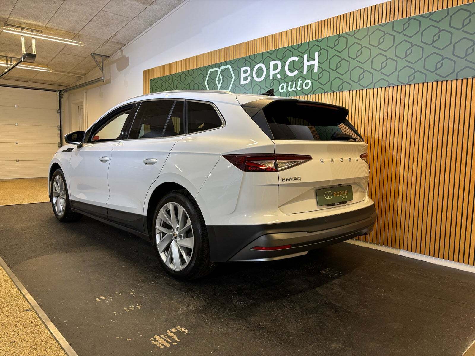 Hvid Skoda Enyaq fra 2021