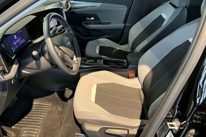 Sort Opel Mokka-e fra 2023