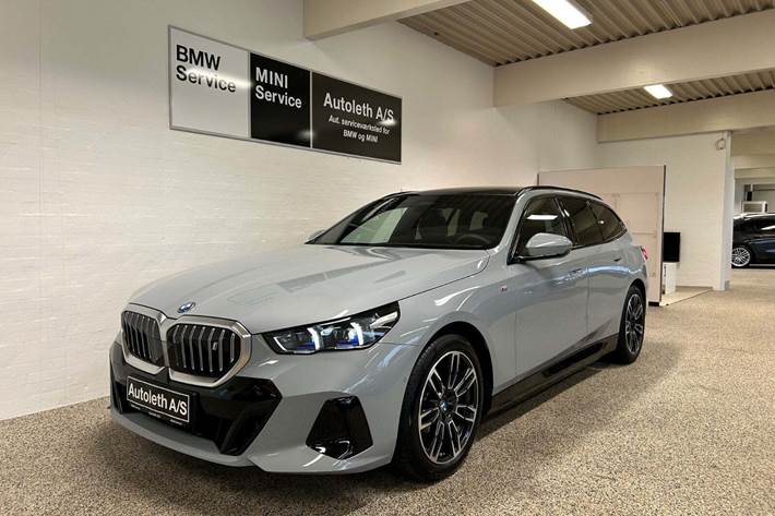 Grå BMW i5 fra 2024 set udefra