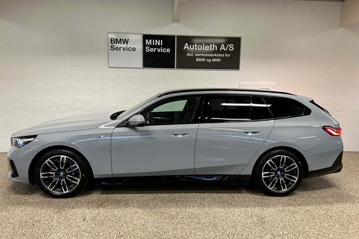 Grå BMW i5 fra 2024