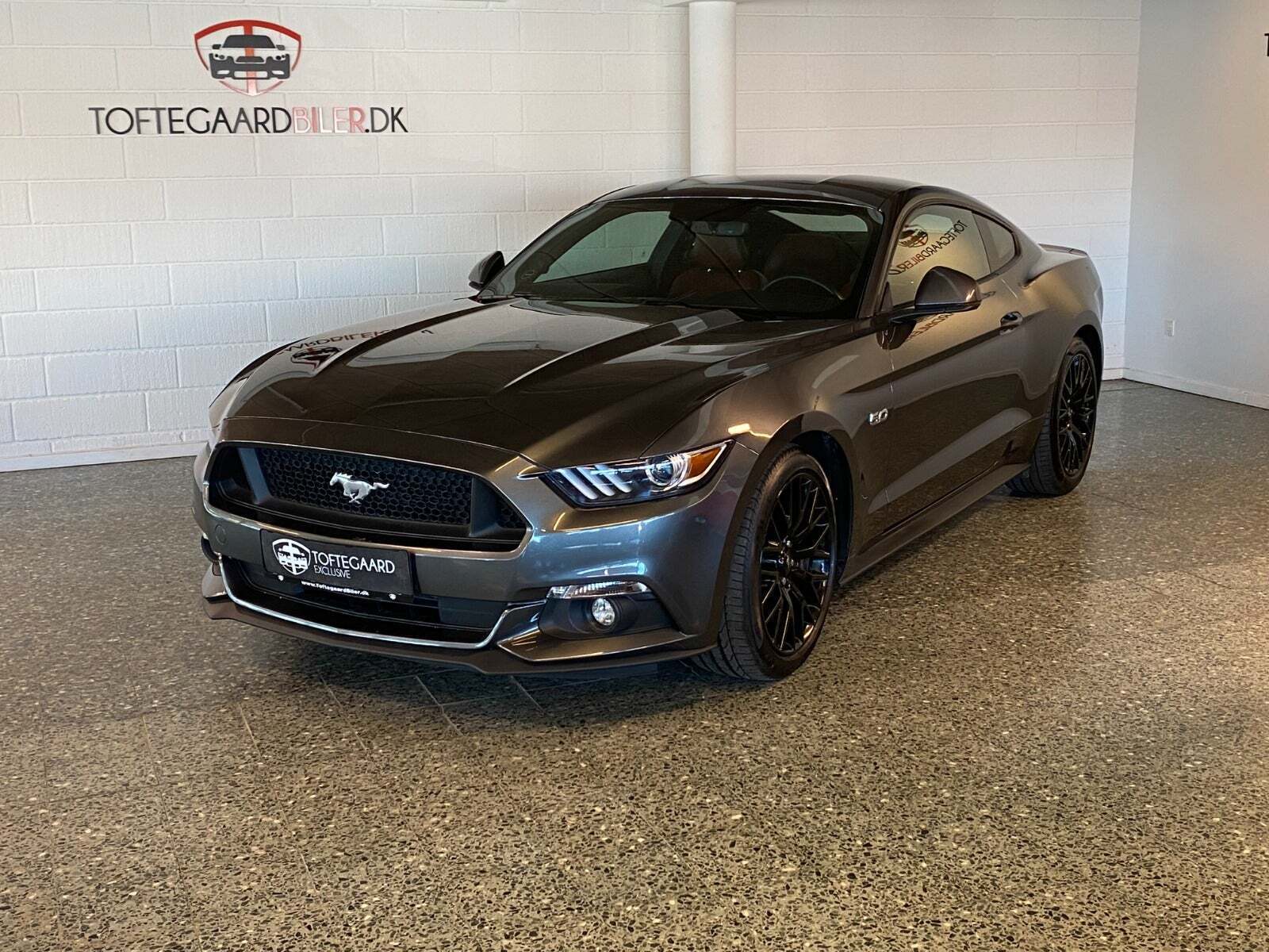 Grå Ford Mustang fra 2017 set udefra