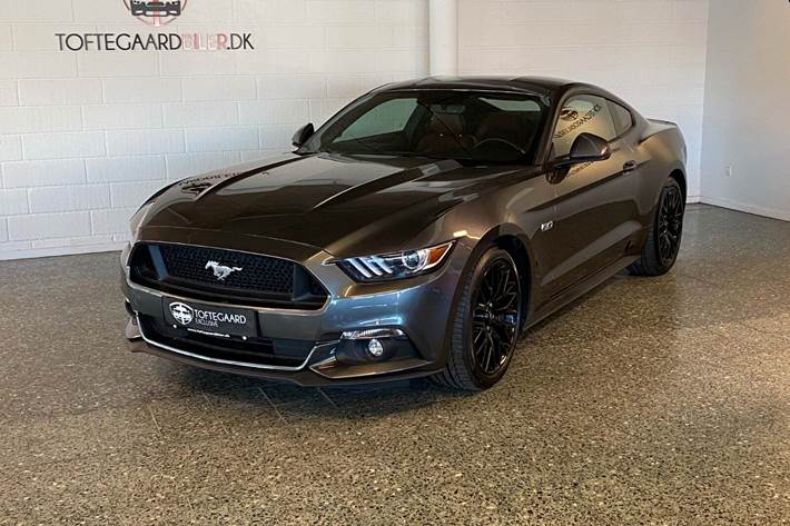 Grå Ford Mustang fra 2017 set udefra