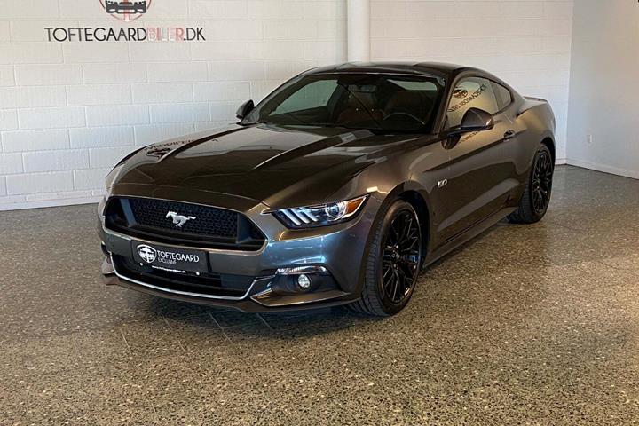 Grå Ford Mustang fra 2017 set udefra