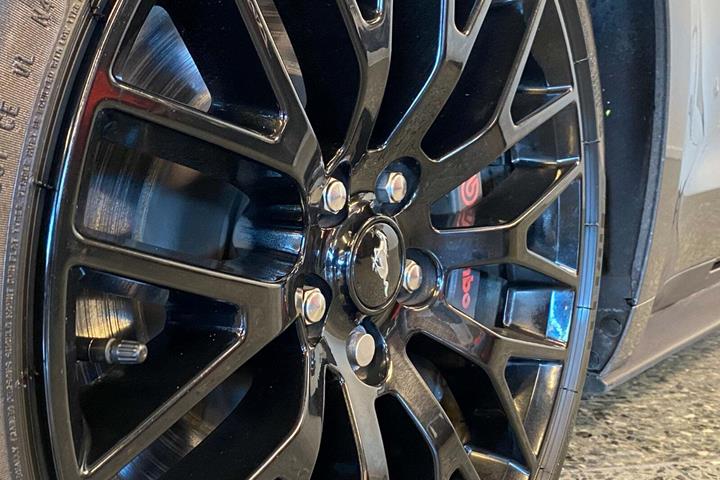 Grå Ford Mustang fra 2017 set udefra