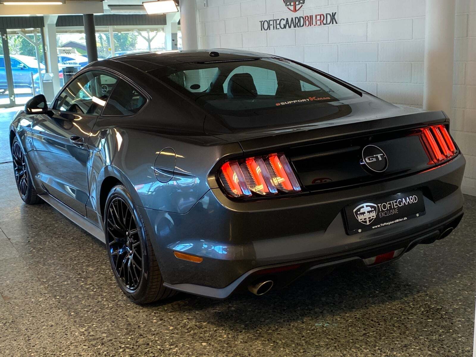 Grå Ford Mustang fra 2017