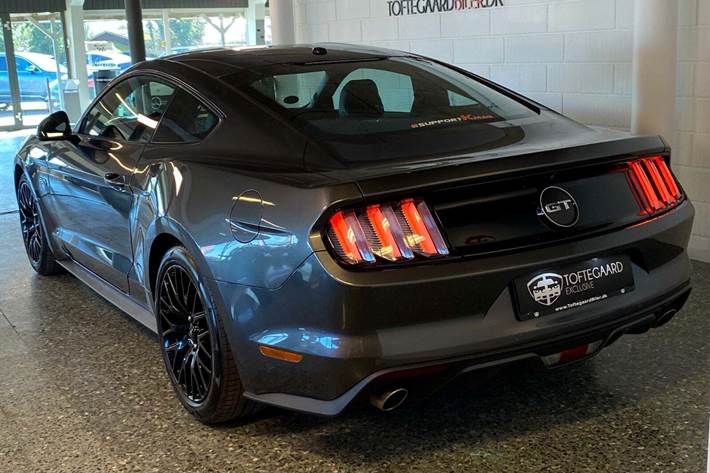 Grå Ford Mustang fra 2017