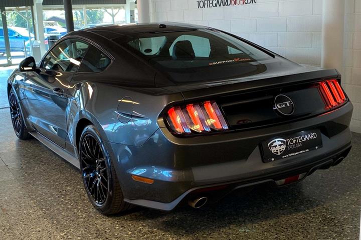 Grå Ford Mustang fra 2017