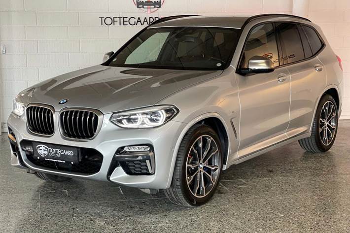 Sølv BMW X3 fra 2018 set udefra