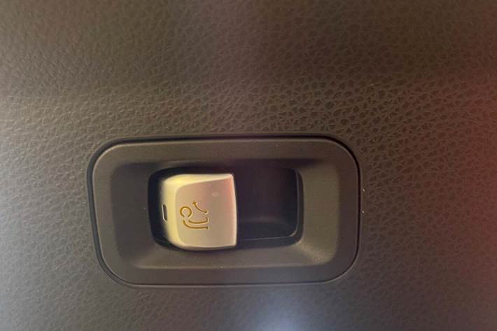 Hvid Mercedes GLC300 fra 2018 set indefra