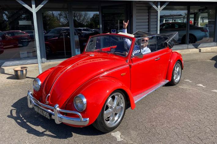 Rød VW 1600 fra 1969 set udefra