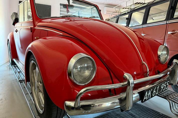 Rød VW 1600 fra 1969 set udefra