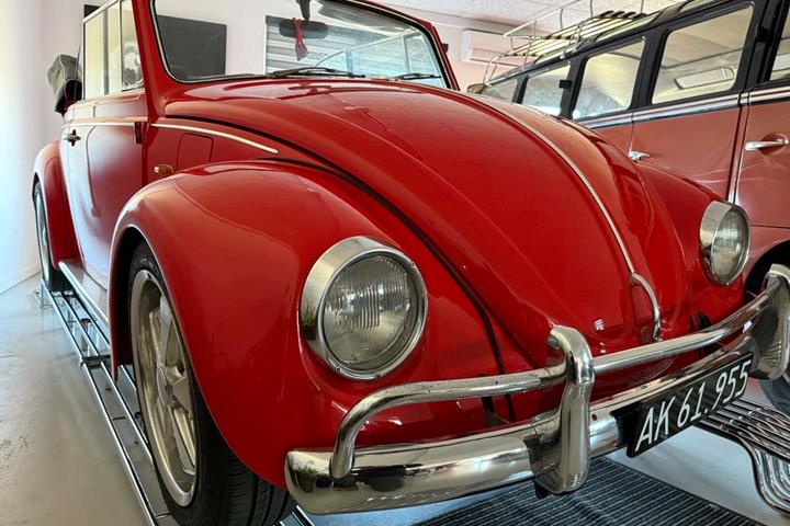 Rød VW 1600 fra 1969 set udefra