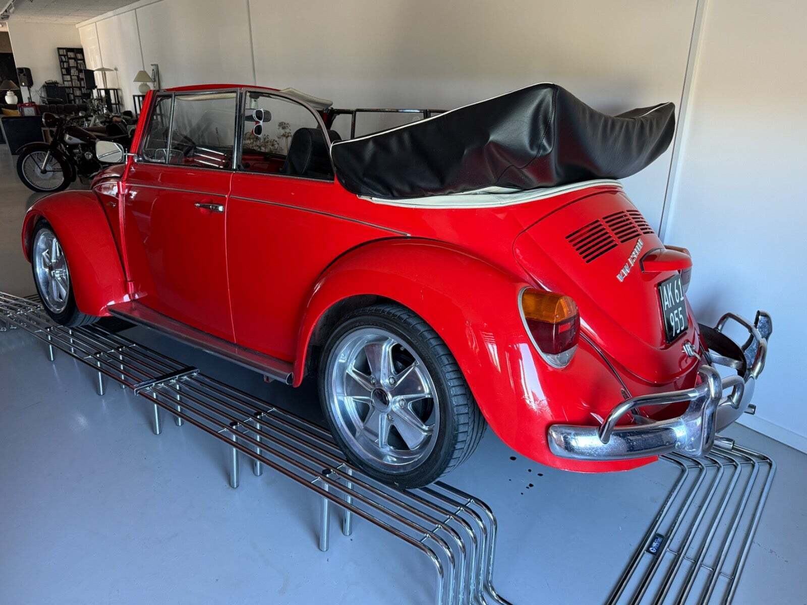 Rød VW 1600 fra 1969 set udefra