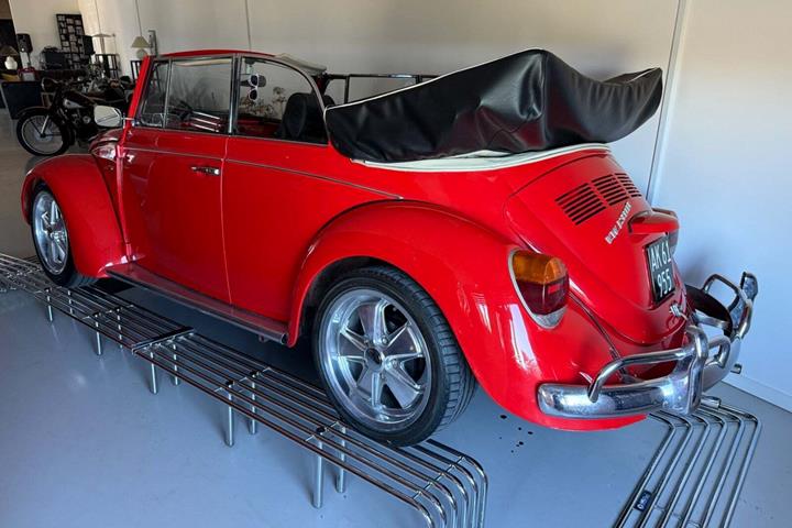 Rød VW 1600 fra 1969 set udefra