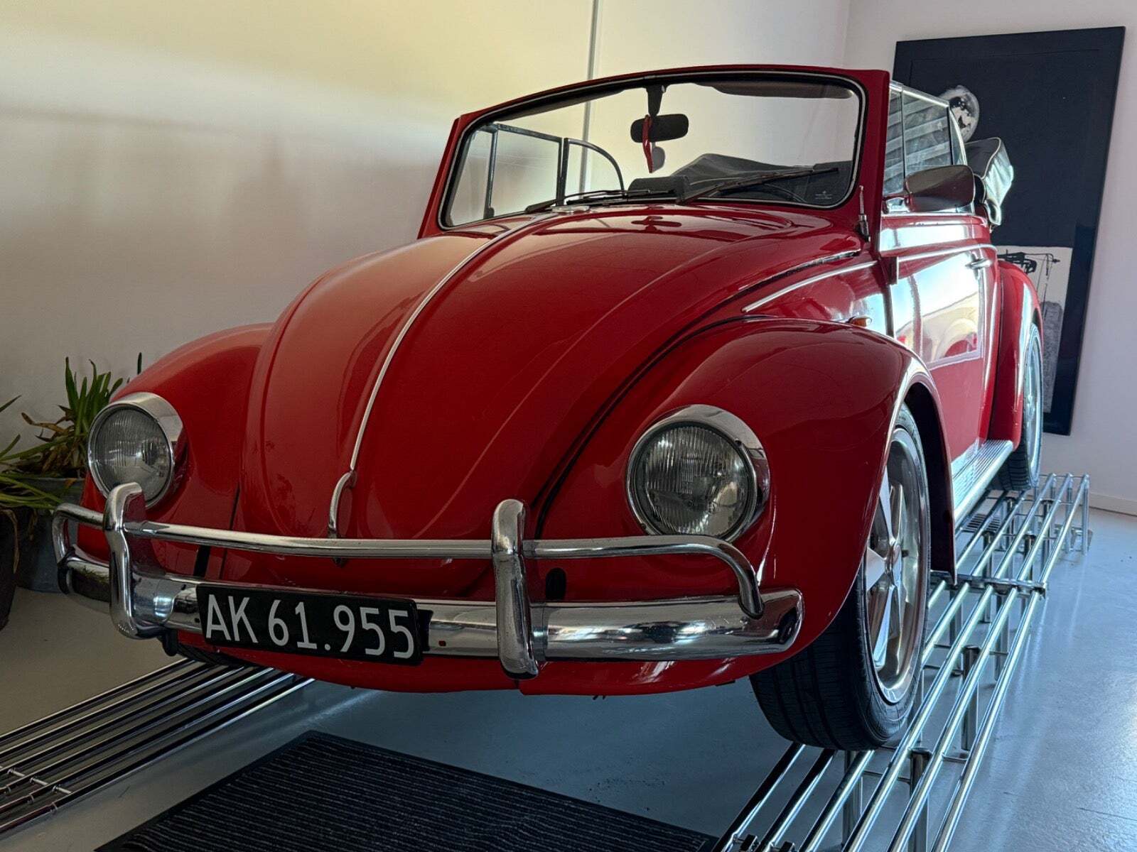 Rød VW 1600 fra 1969 set udefra