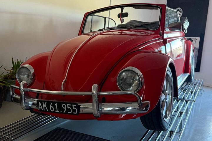 Rød VW 1600 fra 1969 set udefra