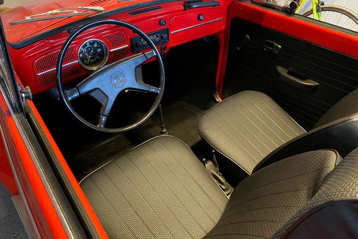 Rød VW 1600 fra 1969 set indefra