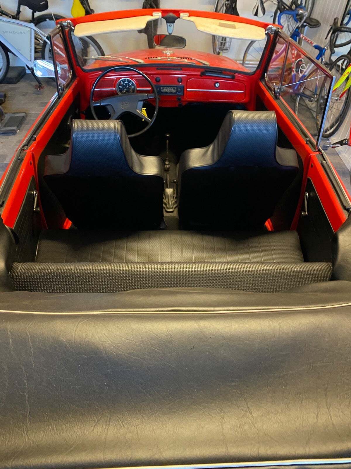 Rød VW 1600 fra 1969 set indefra