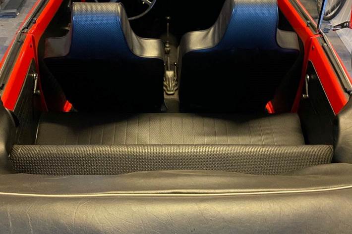 Rød VW 1600 fra 1969 set indefra