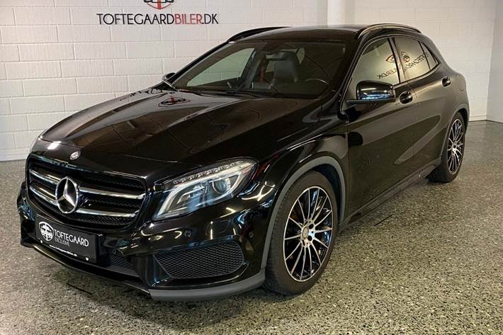 Sort Mercedes GLA250 fra 2015 set udefra