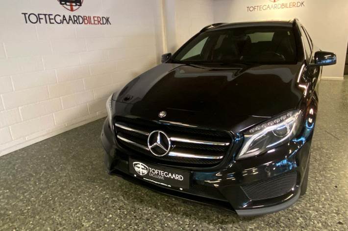 Sort Mercedes GLA250 fra 2015 set udefra