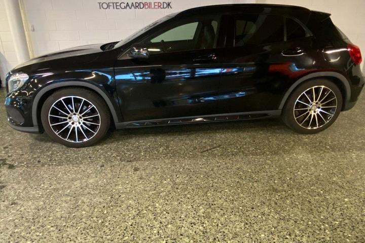 Sort Mercedes GLA250 fra 2015