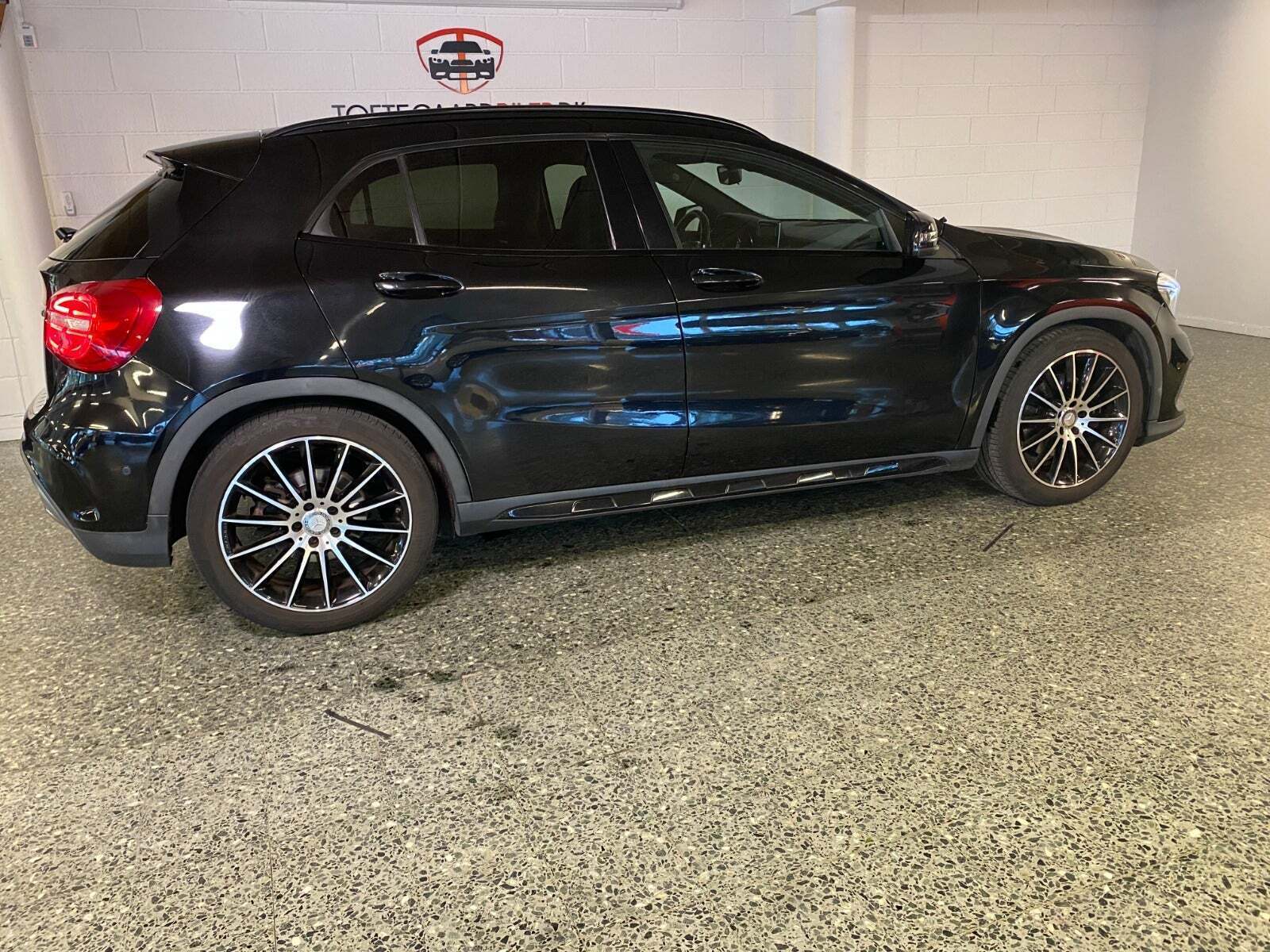Sort Mercedes GLA250 fra 2015