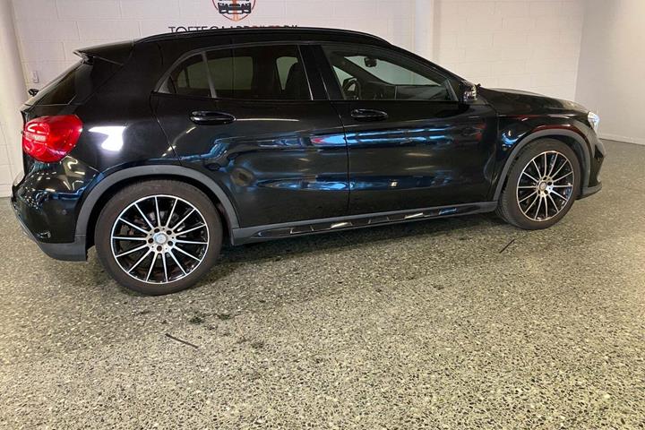 Sort Mercedes GLA250 fra 2015