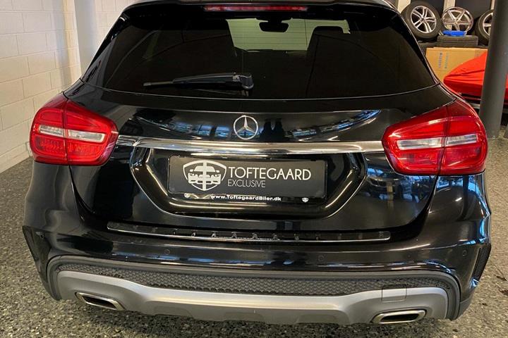 Sort Mercedes GLA250 fra 2015 set udefra