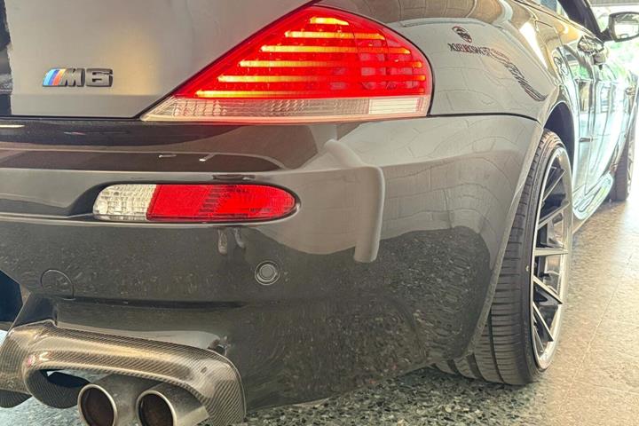 Sort BMW M6 fra 2007 set udefra