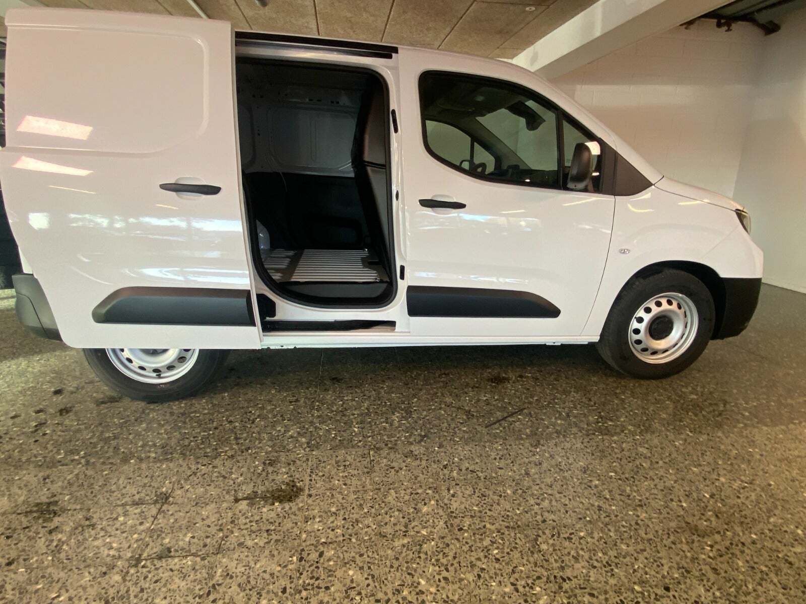 Hvid Toyota ProAce City fra 2025
